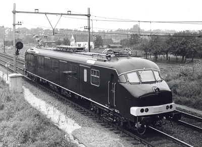 883855 Afbeelding van een fabrieksnieuw motorpostrijtuig plan mP van de P.T.T., vermoedelijk in de omgeving van Bunnik.